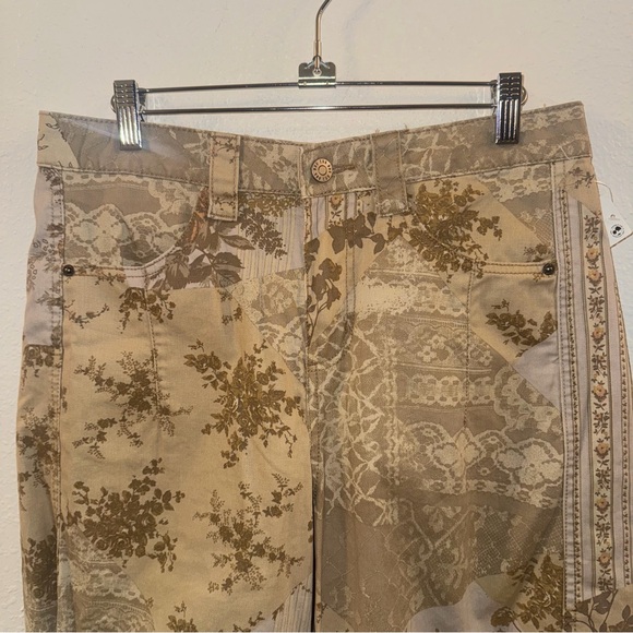 Elise Barrel Leg Pant In Floral from Urban Outfitters. - Picture 3 of 9